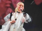 Liberation 투어에서 "Unless It's with You"를 공연하는 아길레라