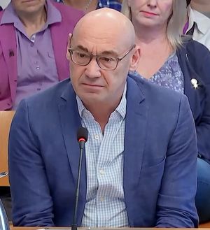 LGB 얼라이언스의 공동 창립자 중 한 명인 말콤 클라크가 2022년 스코틀랜드 의회에서 연설하고 있다.