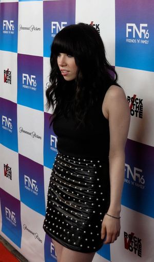 "Lights"는 미국의 빌보드 핫 100에서 칼리 레이 젭슨 (사진)의 "Call Me Maybe"에 밀려 1위를 차지하지 못했다.