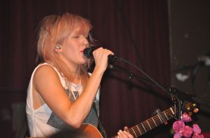 2011년 4월 11일 시애틀에서 공연하는 굴딩