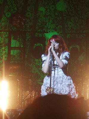 2009년 12월 브릭스턴 아카데미에서 공연하는 플로렌스 앤 더 머신