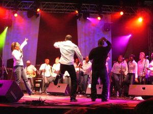 런던 커뮤니티 가스펠 합창단(London Community Gospel Choir)이 "Sincerity Is Scary"에 보컬을 제공합니다.