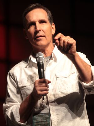 토드 맥팔레인은 마릴린 맨슨이 스폰을 "전형적으로 보여준다"고 생각했다.