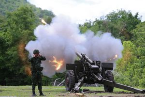 태국 육군이 LG1 L/33 구경 포신으로 개조된 M101에서 사격하는 연장 사거리 탄약