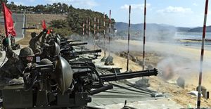 발칸을 사격하는 제1방공여단 소속 장병들