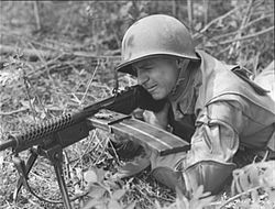 M1941 존슨 경기관총 사격 훈련을 하는 해병대원 (1943년)