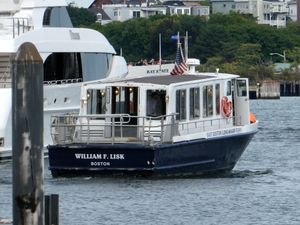 도시 항구의 작은 페리