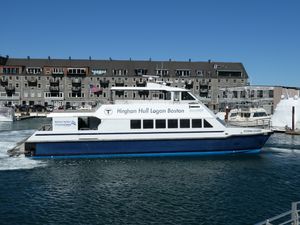 2022년 3월 F2H 노선에서 롱 워프를 떠나는 MBTA 소유 플라잉 클라우드 호