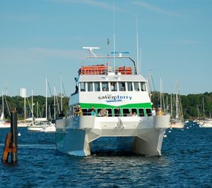 세일럼 페리, 92피트 쌍동선이 미국 매사추세츠주 세일럼의 세일럼 해양 국립 역사 유적지의 블레이니 가에서 부두로 접근하는 모습.