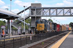 프레밍햄역의 CSX 화물 열차