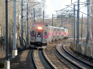 전기화된 북동부 회랑의 디젤 MBTA 열차