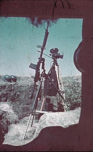 대공포 거치대에 장착된 MG 13