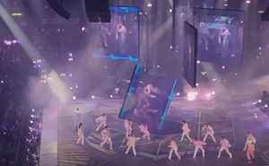 대형 스크린이 떨어져 무너지는 순간, 모 리 카이-인에게 압착