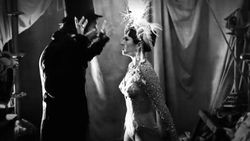 세실과 클로드가 다툰다. 뮤직 비디오는 무성 영화와 같은 단순한 촬영 기법과 소리가 들리지 않는 등장인물들을 자막으로 처리하는 인터타이틀과 같은 방식을 사용한다.