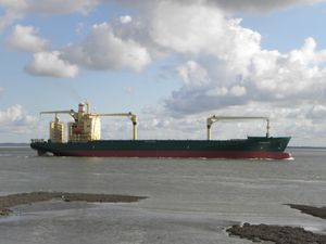 구명보트에서 49명을 구조한 스피릿 오브 피레이우스호. 이 배는 2011년 사진에서 볼 수 있듯이 이전에 AS 안달루시아라고 불렸다.