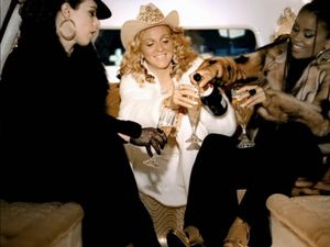 마돈나(가운데)와 니키 해리스(오른쪽) 및 배우 데비 마자(왼쪽)가 뮤직 비디오에 출연