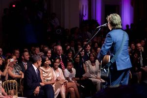 맥카트니가 미셸 오바마에게 "Michelle"을 부르는 모습