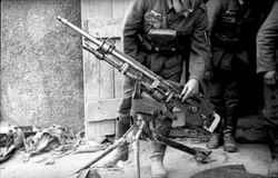 1940년 5월, 노획한 St. Étienne Mle 07을 검사하는 독일군 병사.