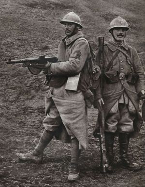 프랑스 쇼샤 사수(왼쪽)와 VB 수류탄 발사기(오른쪽), 1918년.