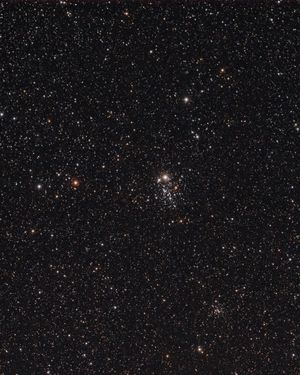 NGC 457(중앙)와 산개성단 NGC 436(오른쪽 하단)의 모습.