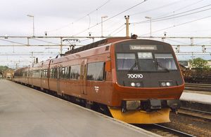 NSB 70.010, 2001년 하마르 역에서 원래 도색으로 운행