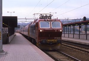 1986년 오슬로 중앙역에서 B7 객차 열차를 견인하는 El 17.2224