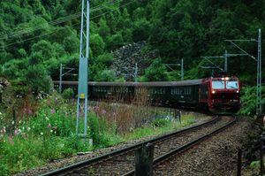 원래의 빨간색과 검은색으로 도색된 기관차로 플롬 선에서 열차를 견인하는 El 17