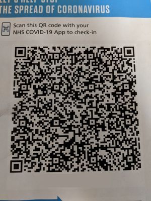 NHS COVID-19 앱과 함께 사용할 수 있는 QR 코드를 보여주는 장소 포스터