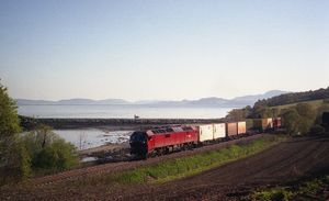 NSB Di&nbsp;6가 1998년 트론헤임 근처 노르드란 선에서 화물 열차를 견인하고 있다.