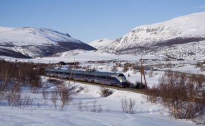 예르킨 근처 도브레 선을 운행하는 A 시리즈 열차. 이 차량(BM 73013)은 2011년 할링스케이드 화재로 소실되었다.