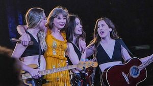 2023년 8월 9일, 디 에라스 투어에서 하임과 함께 "No Body, No Crime"을 공연하는 테일러 스위프트