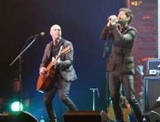 리드 싱어 대니 오도노휴(오른쪽)는 The Voice UK의 코치 역할을 포기하고 No Sound Without Silence의 녹음 및 제작에 집중했다.