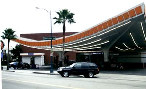 음반 커버 사진이 찍힌 비벌리힐스의 주유소.