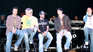 Never Gone 투어에서 공연하는 백스트리트 보이즈