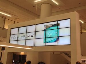 맨해튼의 오픈 로드 자동차 대리점에서 열린 "드라이브 인" 청음 행사 모습.