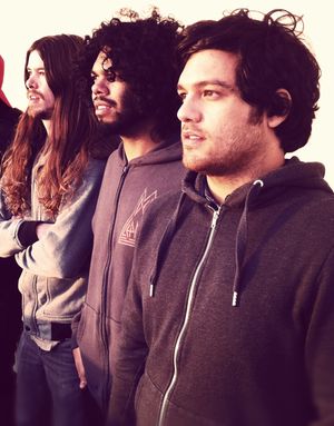 세 남자가 서로 옆에 서 있다