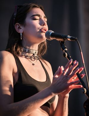 두아 리파 (2017년 촬영)