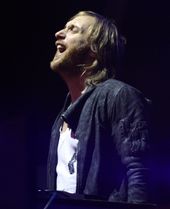 프랑스 DJ 데이비드 게타(2012년 사진)가 "One Last Time"을 공동 작사했다.