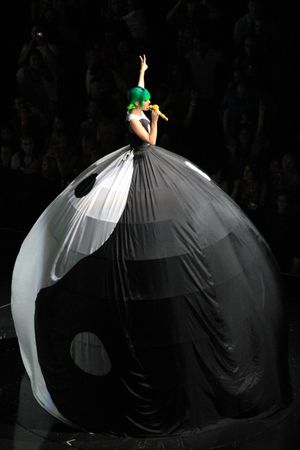 케이티 페리 (사진)와 보니 맥키는 이 곡의 백 보컬을 맡았다.