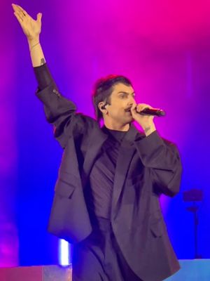 할리우드 볼에서 펜타토닉스와 함께 공연하는 그래시 (2022년 9월).