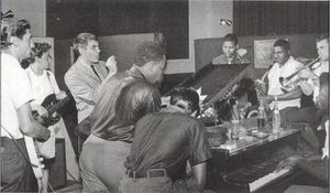 Otis Blue 녹음 중인 스택스(Stax) 크루. 왼쪽부터: 크로퍼, 도널드 "덕" 던, 엔지니어 톰 도우드, 데이비드 포터, 줄리어스 그린, 앤드루 러브, 플로이드 뉴먼, 웨인 잭슨, 그리고 아이작 헤이즈.