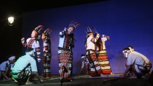 전통 의상을 입은 체라우 춤