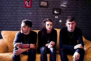 2015년 PVRIS 멤버 브라이언 맥도날드, 린 건, 알렉스 바빈스키