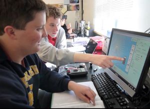 실험실에서 PhET를 사용하는 고등학생