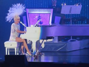 가가가 라스베이거스에서 열린 Jazz & Piano 레지던시에서 피아노를 연주하며 "Paparazzi"를 부르는 모습 (2022)