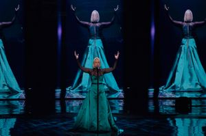 두 번째 준결승 드레스 리허설에서 "Proud"를 공연하는 토데프스카. 드레스의 반사 효과가 그녀 뒤 LED 스크린에서 보인다.