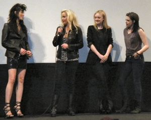 플로리아 시지스몬디, 셰리 커리, 다코타 패닝과 크리스틴 스튜어트가 SXSW 2010에서 영화 더 런어웨이즈 시사회에 참석한 모습.