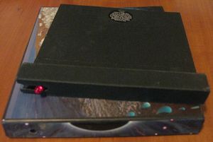 조명부와 홀더를 제거하고 위에 놓인 Pulse의 외부 포장.