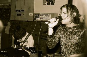 아리엘 핑크가 2009년에 공연하고 있다