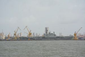 최종 퇴역 후 뭄바이 해군 기지에 정박한 INS 비라트